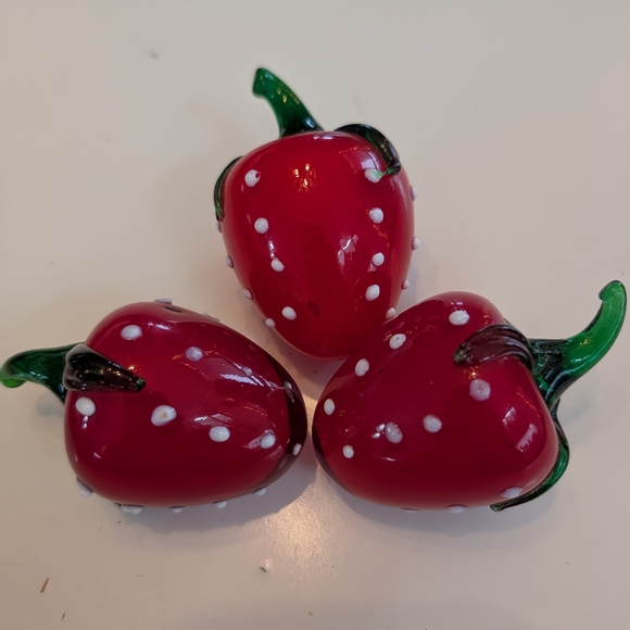 Set of 3 Vintage Art Glass Strawberries - Picture 4 of 16